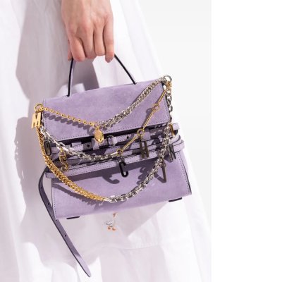 THE PENDANT-EMBELLISHED CHAIN-LINK